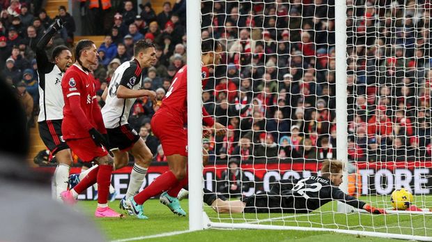 Soccer Football - Premier League - Liverpool v Fulham - Anfield, Liverpool, Britain - December 3, 2023 Fulham's Kenny Tete scores their second goal REUTERS/Phil Noble NO USE WITH UNAUTHORIZED AUDIO, VIDEO, DATA, FIXTURE LISTS, CLUB/LEAGUE LOGOS OR 'LIVE' SERVICES. ONLINE IN-MATCH USE LIMITED TO 45 IMAGES, NO VIDEO EMULATION. NO USE IN BETTING, GAMES OR SINGLE CLUB/LEAGUE/PLAYER PUBLICATIONS.