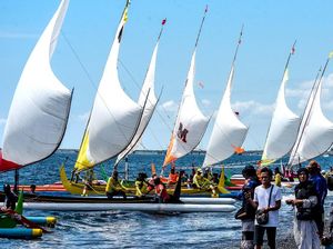 Lomba Perahu Layar Tradisional, Puluhan Armada Arungi Selat Bali Lomba Perahu Layar Tradisional, Puluhan Armada Arungi Selat Bali
