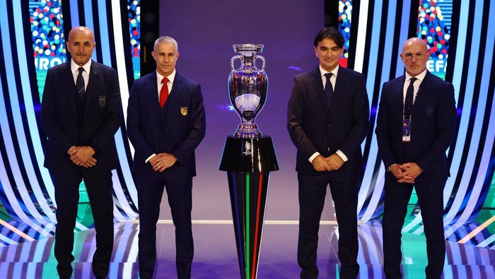 Soccer Football - UEFA Euro 2024 Final Draw - Elbphilharmonie Hamburg, Hamburg, Germany - December 2, 2023 Italy coach Luciano Spalletti, Croatia coach Zlatko Dalic, Spain coach Luis de la Fuente and Albania coach Sylvinho pose with the trophy after the draw REUTERS/Kai Pfaffenbach