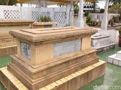 Melihat Makam Para Sultan Deli di Masjid Raya Al Mashun