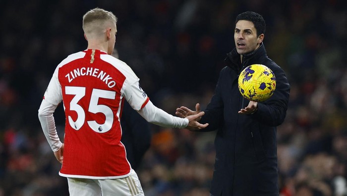 Soccer Football - Premier League - Arsenal v Wolverhampton Wanderers - Emirates Stadium, London, Britain - December 2, 2023 Arsenal manager Mikel Arteta and Oleksandr Zinchenko Action Images via REUTERS/Peter Cziborra NO USE WITH UNAUTHORIZED AUDIO, VIDEO, DATA, FIXTURE LISTS, CLUB/LEAGUE LOGOS OR LIVE SERVICES. ONLINE IN-MATCH USE LIMITED TO 45 IMAGES, NO VIDEO EMULATION. NO USE IN BETTING, GAMES OR SINGLE CLUB/LEAGUE/PLAYER PUBLICATIONS.