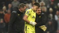 Nick Pope jadi korban terbaru. Kiper Newcastle United itu akan absen beberapa bulan karena dislokasi bahu saat menang atas Manchester United. Foto: AP/Owen Humphreys