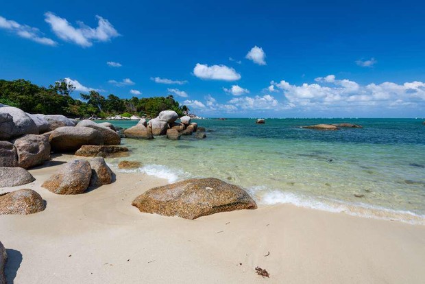 Pantai Trikora/ Foto: atourin.com Pantai Trikora/ Foto: atourin.com