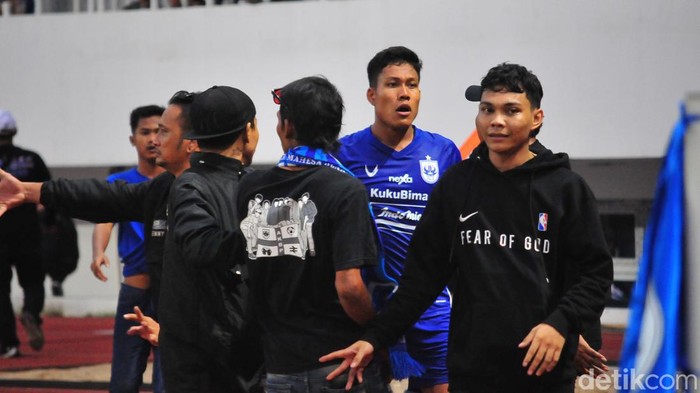 Pemain PSIS, Wahyu Prast coba menenangkan sebagian suporter yang turun ke lapangan di menit akhir PSIS vs PSS di Stadion Jatidiri, Semarang, Minggu (3/12/2023) sore.