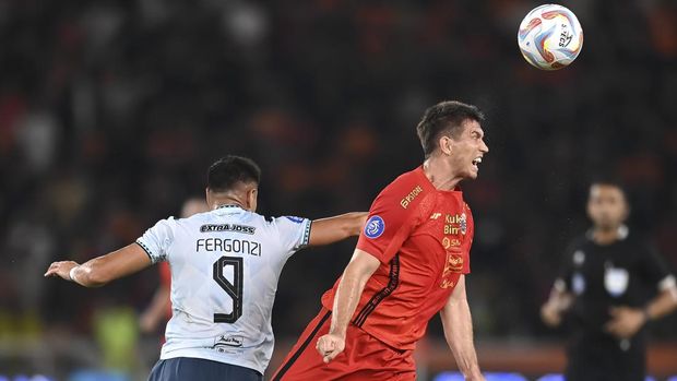 Pesepak bola Persija Jakarta Ondrej Kudela (kanan) menghalau bola dari pesepak bola Persita Tangerang Ramiro Fergonzi (kiri) dalam lanjutan Liga 1 di Stadion Utama Gelora Bung Karno (SUGBK), Senayan, Jakarta, Minggu (3/12/2023). ANTARA FOTO/M Risyal Hidayat/Spt.