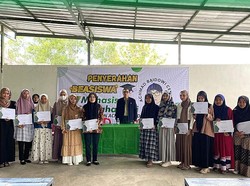 PPP Serahkan Beasiswa 17 Mahasiswa dan 17 Mahasiswi