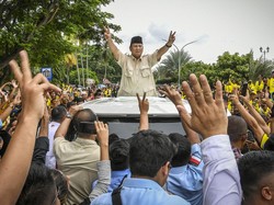 Momen Prabowo Beli Bendera Palestina di Jalan Saat Kampanye di Banten