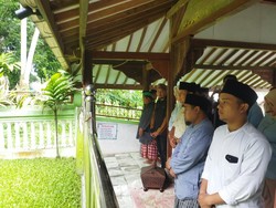 Didampingi Airin, Prabowo Ziarah ke Makam Abuya Dimyathi al-Bantani