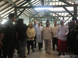 Disambut Keluarga Chasan Sochib, Prabowo Ziarah ke Makam Sultan Maulana Hasanuddin Disambut Keluarga Chasan Sochib, Prabowo Ziarah ke Makam Sultan Maulana Hasanuddin