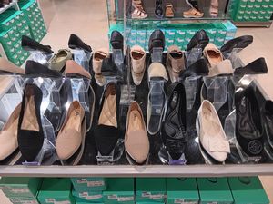 Berkah Akhir Tahun, Beli Sepatu di Transmart Full Day Sale Murah Meriah