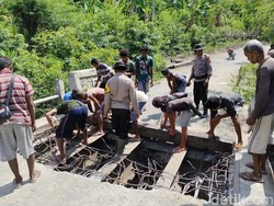 Jembatan Rusak Bertahun-tahun, Warga Kupang Terpaksa Perbaiki Sendiri