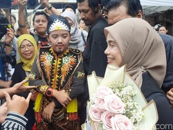 Hadiri Acara Hari Disabilitas di Jaktim, Siti Atikoh Diberi Bunga