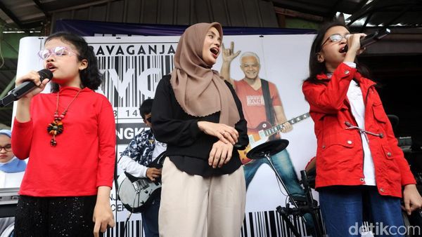 Siti Atiqoh Nyanyi Bareng Anak-anak Penyandang Disabilitas