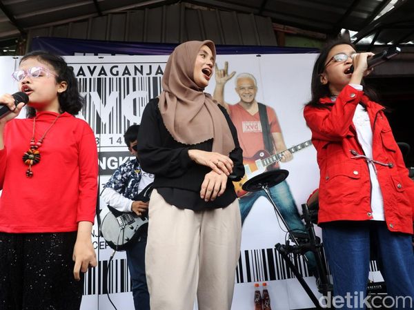 Siti Atiqoh Nyanyi Bareng Anak-anak Penyandang Disabilitas