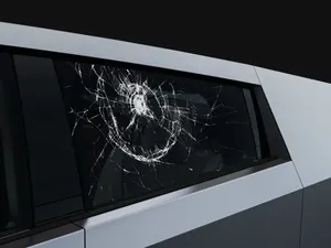 Tesla Jual Stiker Kaca Pecah Cybertruck, Malah Ludes Terjual! Tesla Jual Stiker Kaca Pecah Cybertruck, Malah Ludes Terjual!