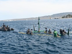 Nonton Lomba Layar Tradisional, Perahu Muat 7 Penumpang Nyaris Tenggelam