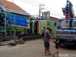 Hindari Balap Liar, Truk Tronton Terguling di Jalur Pantura Pekalongan