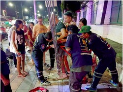Turis Tersandung di Trotoar Pattaya, Kabel Kawat Menembus Tangannya