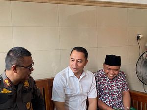Walkot Eri Beri Penghargaan untuk 2 Satpol PP yang Dikeroyok Buruh