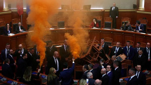 Lagi, Bom Asap Kembali Warnai Sidang Parlemen Albania