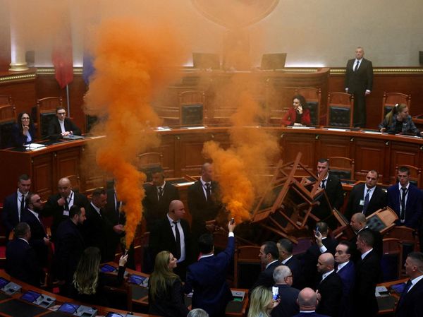 Lagi, Bom Asap Kembali Warnai Sidang Parlemen Albania