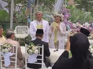 Anggita Sari Resmi Menikah Lagi, Maskawin 312 Riyal dan Emas Logam Mulia 23 Gram Anggita Sari Resmi Menikah Lagi, Maskawin 312 Riyal dan Emas Logam Mulia 23 Gram