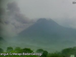 Penampakan Gunung Merapi Muntahkan Awan Panas Setinggi 1.200 Meter Penampakan Gunung Merapi Muntahkan Awan Panas Setinggi 1.200 Meter