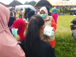 Andre Rosiade Bagikan 10.000 Masker untuk Warga di Sekitar Gunung Marapi