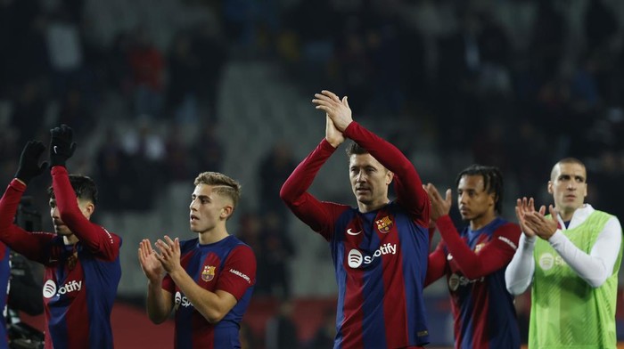 Barcelonas Robert Lewandowski, centre, celebrates with teammates after the Spanish La Liga soccer match between Barcelona and Atletico Madrid at the Olimpic Lluis Companys stadium in Barcelona, Spain, Sunday, Dec. 3, 2023. (AP Photo/Joan Monfort)