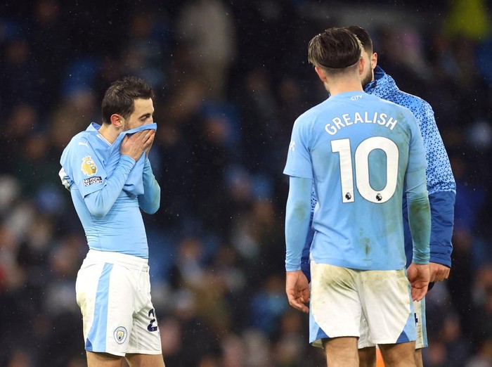 Soccer Football - Premier League - Manchester City v Tottenham Hotspur - Etihad Stadium, Manchester, Britain - December 3, 2023 Manchester City's Bernardo Silva and Jack Grealish after the match REUTERS/Carl Recine NO USE WITH UNAUTHORIZED AUDIO, VIDEO, DATA, FIXTURE LISTS, CLUB/LEAGUE LOGOS OR 'LIVE' SERVICES. ONLINE IN-MATCH USE LIMITED TO 45 IMAGES, NO VIDEO EMULATION. NO USE IN BETTING, GAMES OR SINGLE CLUB/LEAGUE/PLAYER PUBLICATIONS.
