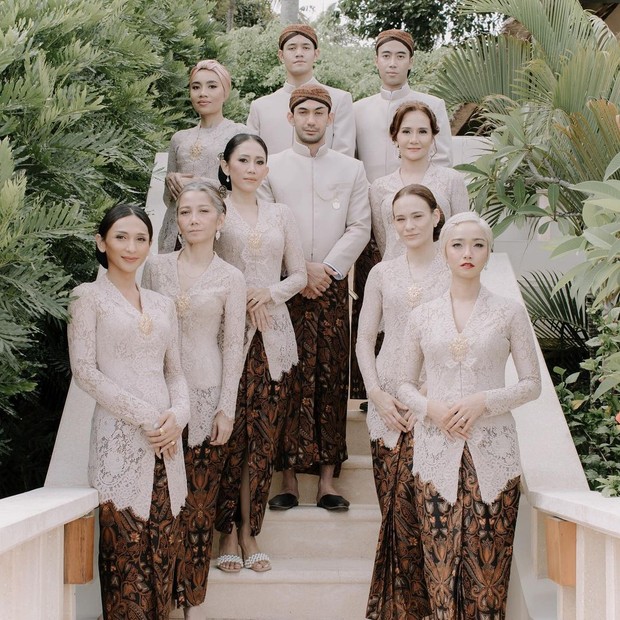 Detail Gaya Bridesmaid dan Groomsmen Pernikahan BCL dan Tiko