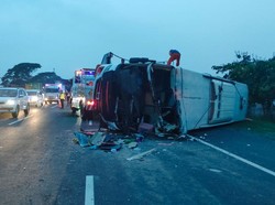 Bus Tentrem di Terguling di Tol Sidoarjo, 7 Penumpang Dilarikan ke RS