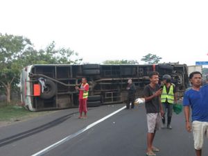 Bus Tentrem Terguling di Tol Sidoarjo KM 761