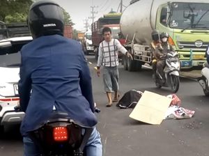 Gagal Nyalip, 2 Pemotor di Gresik Tewas Terlindas Truk saat Pulang Kerja Gagal Nyalip, 2 Pemotor di Gresik Tewas Terlindas Truk saat Pulang Kerja