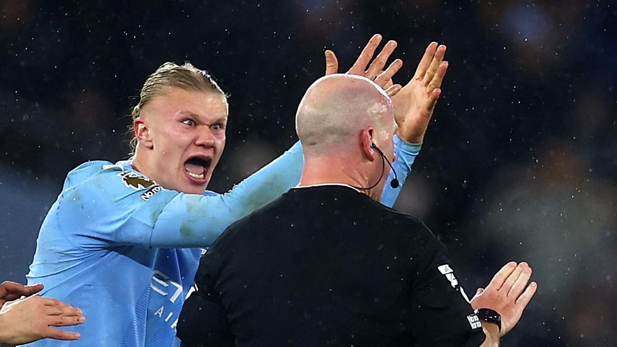 Erling Haaland memprotes keputusan wasit Simon Hooper. (Foto: Action Images via Reuters/LEE SMITH)