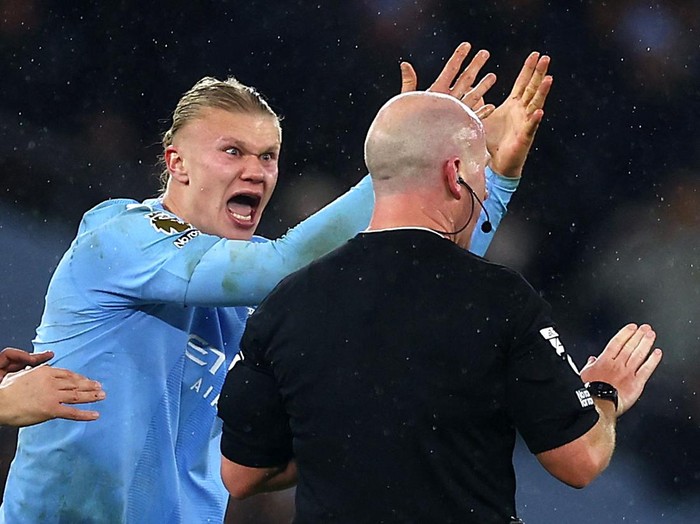 Soccer Football - Premier League - Manchester City v Tottenham Hotspur - Etihad Stadium, Manchester, Britain - December 3, 2023 Manchester City's Erling Braut Haaland remonstrates with referee Simon Hooper Action Images via Reuters/Lee Smith NO USE WITH UNAUTHORIZED AUDIO, VIDEO, DATA, FIXTURE LISTS, CLUB/LEAGUE LOGOS OR 'LIVE' SERVICES. ONLINE IN-MATCH USE LIMITED TO 45 IMAGES, NO VIDEO EMULATION. NO USE IN BETTING, GAMES OR SINGLE CLUB/LEAGUE/PLAYER PUBLICATIONS.