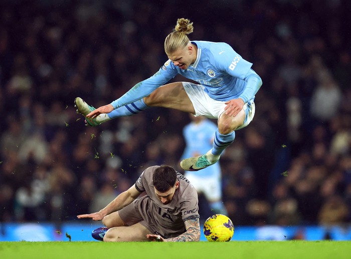 Soccer Football - Premier League - Manchester City v Tottenham Hotspur - Etihad Stadium, Manchester, Britain - December 3, 2023 Manchester City's Erling Braut Haaland with teammates remonstrate with referee Simon Hooper REUTERS/Lee Smith NO USE WITH UNAUTHORIZED AUDIO, VIDEO, DATA, FIXTURE LISTS, CLUB/LEAGUE LOGOS OR 'LIVE' SERVICES. ONLINE IN-MATCH USE LIMITED TO 45 IMAGES, NO VIDEO EMULATION. NO USE IN BETTING, GAMES OR SINGLE CLUB/LEAGUE/PLAYER PUBLICATIONS.