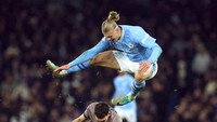 Di menit injury time babak kedua, Haaland dilanggar oleh di tengah lapangan dan tidak ada peluit dibunyikan karena Haaland masih bisa menguasai bola lalu mengirim umpan ke Grealish (Reuters)