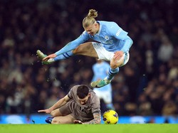 Di menit injury time babak kedua, Haaland dilanggar oleh di tengah lapangan dan tidak ada peluit dibunyikan karena Haaland masih bisa menguasai bola lalu mengirim umpan ke Grealish (Reuters)