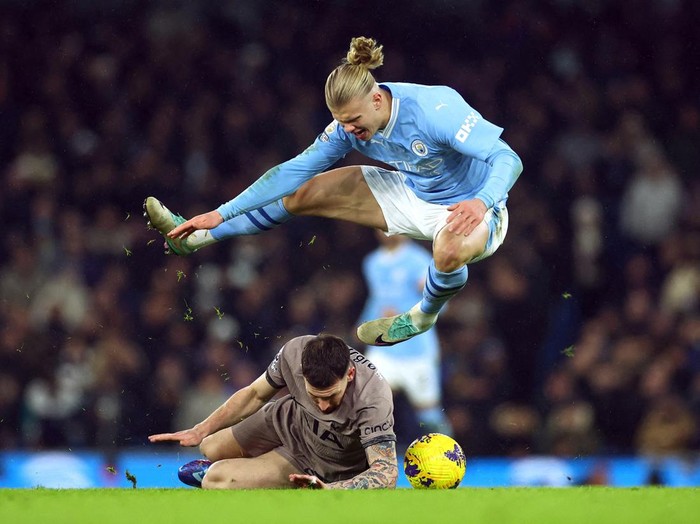 Soccer Football - Premier League - Manchester City v Tottenham Hotspur - Etihad Stadium, Manchester, Britain - December 3, 2023 Manchester City's Erling Braut Haaland with teammates remonstrate with referee Simon Hooper REUTERS/Lee Smith NO USE WITH UNAUTHORIZED AUDIO, VIDEO, DATA, FIXTURE LISTS, CLUB/LEAGUE LOGOS OR 'LIVE' SERVICES. ONLINE IN-MATCH USE LIMITED TO 45 IMAGES, NO VIDEO EMULATION. NO USE IN BETTING, GAMES OR SINGLE CLUB/LEAGUE/PLAYER PUBLICATIONS.
