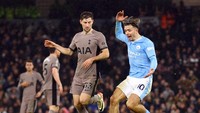Grealish yang lolos dari jebakan offside dan berlari kencang, tiba-tiba berhenti karena wasit Simon Hooper meniup peluit atas pelanggaran Emerson ke Haaland (Reuters)