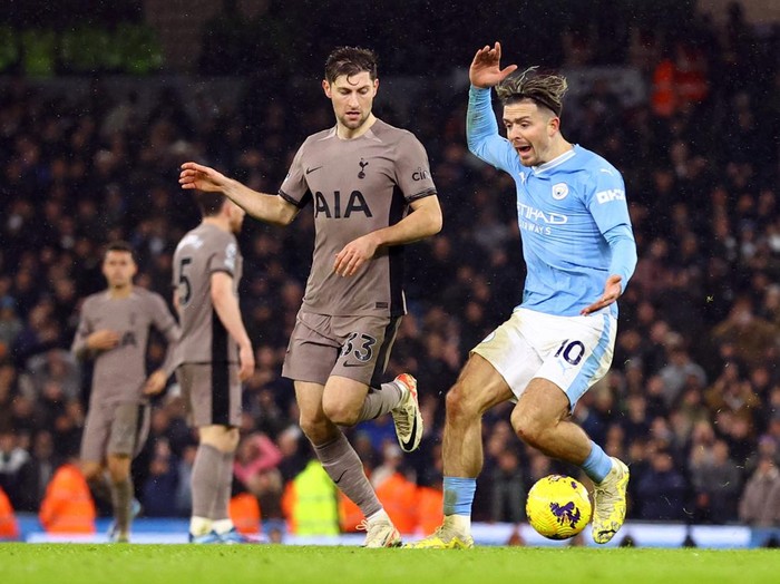 Soccer Football - Premier League - Manchester City v Tottenham Hotspur - Etihad Stadium, Manchester, Britain - December 3, 2023 Manchester City's Erling Braut Haaland with teammates remonstrate with referee Simon Hooper REUTERS/Lee Smith NO USE WITH UNAUTHORIZED AUDIO, VIDEO, DATA, FIXTURE LISTS, CLUB/LEAGUE LOGOS OR 'LIVE' SERVICES. ONLINE IN-MATCH USE LIMITED TO 45 IMAGES, NO VIDEO EMULATION. NO USE IN BETTING, GAMES OR SINGLE CLUB/LEAGUE/PLAYER PUBLICATIONS.