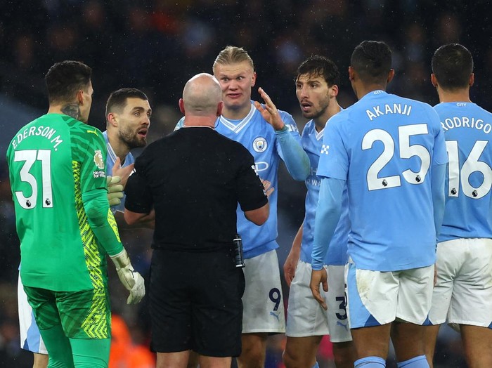 Soccer Football - Premier League - Manchester City v Tottenham Hotspur - Etihad Stadium, Manchester, Britain - December 3, 2023 Manchester City's Erling Braut Haaland with teammates remonstrate with referee Simon Hooper REUTERS/Lee Smith NO USE WITH UNAUTHORIZED AUDIO, VIDEO, DATA, FIXTURE LISTS, CLUB/LEAGUE LOGOS OR 'LIVE' SERVICES. ONLINE IN-MATCH USE LIMITED TO 45 IMAGES, NO VIDEO EMULATION. NO USE IN BETTING, GAMES OR SINGLE CLUB/LEAGUE/PLAYER PUBLICATIONS.