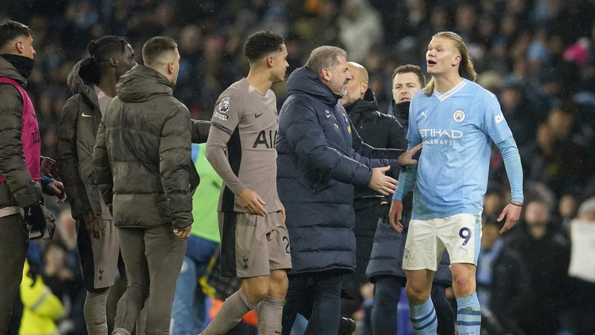 Erling Haaland bersitegang dengan Giovani Lo Celso (ketiga dari kiri berjaket). (Foto: AP)