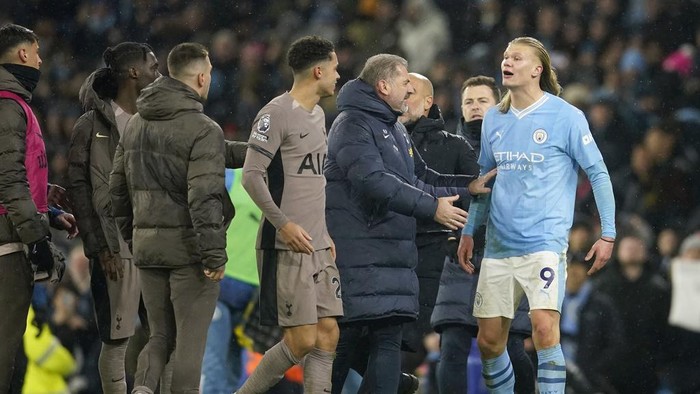 Tottenhams head coach Ange Postecoglou, center right, holds back Manchester Citys Erling Haaland, right, arguing with Tottenham players at the end of the English Premier League soccer match between Manchester City and Tottenham Hotspur at Etihad stadium in Manchester, England, Sunday, Dec. 3, 2023. The game ended in a 3-3 draw. (AP Photo/Dave Thompson)