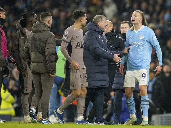 Tottenham's head coach Ange Postecoglou, center right, holds back Manchester City's Erling Haaland, right, arguing with Tottenham players at the end of the English Premier League soccer match between Manchester City and Tottenham Hotspur at Etihad stadium in Manchester, England, Sunday, Dec. 3, 2023. The game ended in a 3-3 draw. (AP Photo/Dave Thompson)