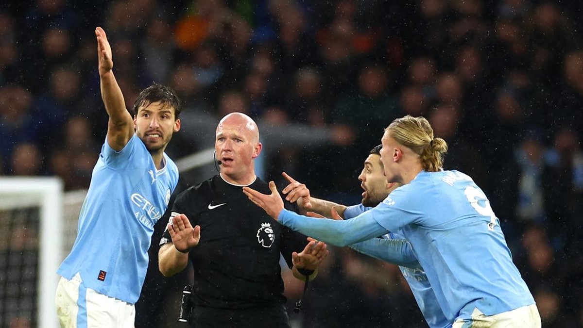 Erling Haaland (kanan) memprotes keputusan wasit Simon Hooper (REUTERS/CARL RECINE)