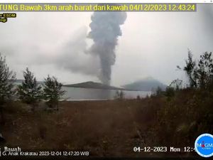Gunung Anak Krakatau Erupsi 7 Kali, Semburan Abu Vulkanik Capai 2.157 Meter Gunung Anak Krakatau Erupsi 7 Kali, Semburan Abu Vulkanik Capai 2.157 Meter
