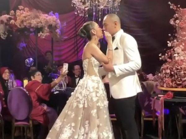 Foto: Pesona BCL Pakai Gaun Pengantin Bertabur Bunga 3 Dimensi di Resepsi