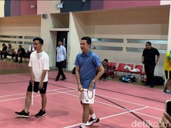 Momen Gibran Main Bulu Tangkis Bareng Taufik Hidayat
